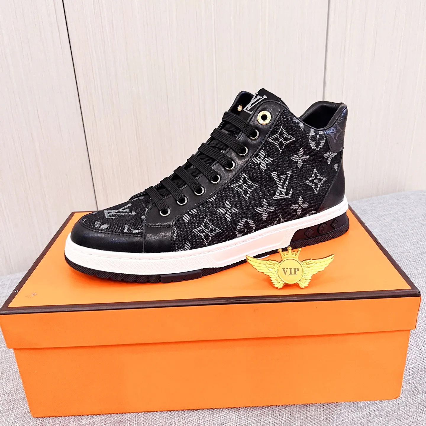 🚘🚘Factory batch 440💰👍[LV]🔥🔝Louis Vuitton, high-end men's shoe brand, official website 1:1 latest masterpiece: the upper is made of Italian official website original special technical cloth fabric 🔥Original comfortable and breathable lining ➕Original designated non-slip outsole 🔥Make walking more convenient and comfortable! An exclusive new model, a stunning work, a beautiful 1:1 replica [color] compared to the official quality! Create a fashionable personality to set off your uniqueness! A must-have for trendy men! 🔥, sizes: 38-44. color:.    2⃣️colors available🔥